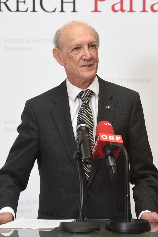 Vorsitzender des Antragskomitees Franklin Berman am Wort