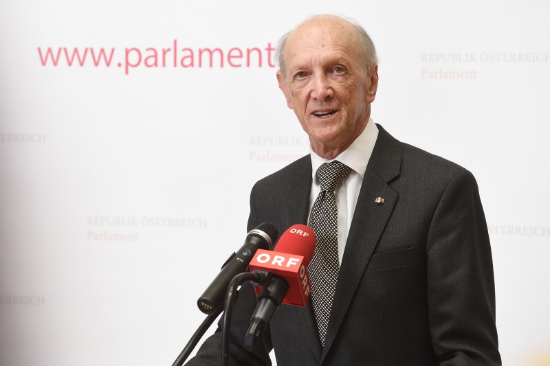 Vorsitzender des Antragskomitees Franklin Berman am Wort