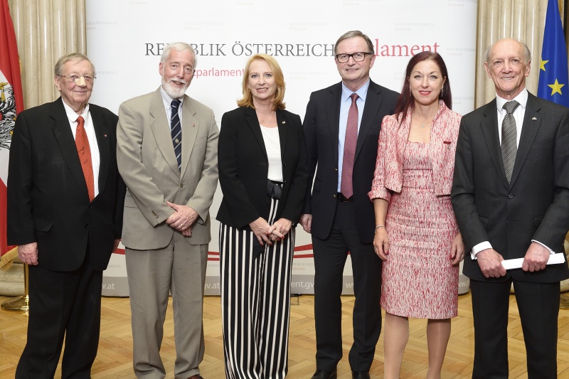 Von links: Mitglied des Antragskomitees Kurt Hofmann, Mitglied des Antragskomitees Jonathan Greenwald, Nationalratspräsidentin Doris Bures (S), Zweiter Nationalratspräsident Karlheinz Kopf (V), Generalsekretärin des Nationalfonds und des Allgemeinen Entschädigungsfonds Hannah Lessing, Vorsitzender des Antragskomitees Franklin Berman