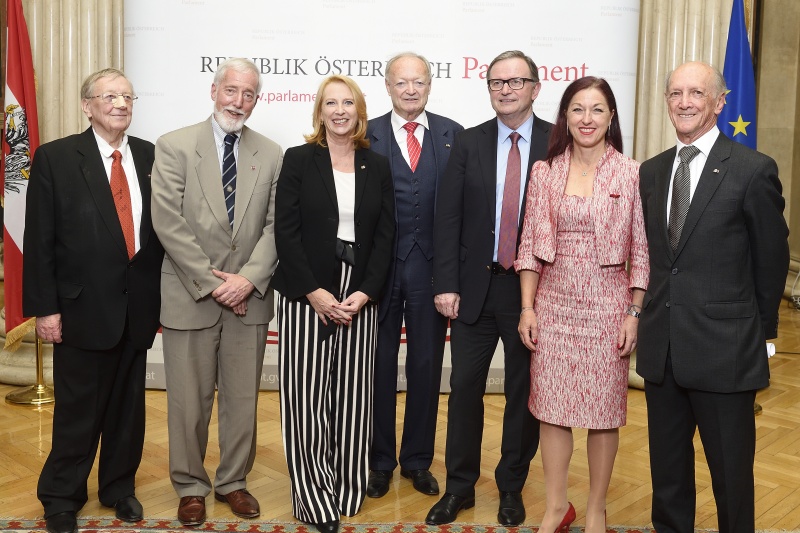 Von links: Mitglied des Antragskomitees Kurt Hofmann, Mitglied des Antragskomitees Jonathan Greenwald, Nationalratspräsidentin Doris Bures (S), Nationalratspräsident a.D. Andreas Khol, Zweiter Nationalratspräsident Karlheinz Kopf (V), Generalsekretärin des Nationalfonds und des Allgemeinen Entschädigungsfonds Hannah Lessing, Vorsitzender des Antragskomitees Franklin Berman