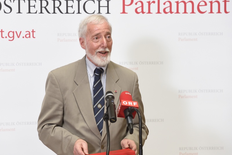 Mitglied des Antragskomitees Jonathan Greenwald am Wort