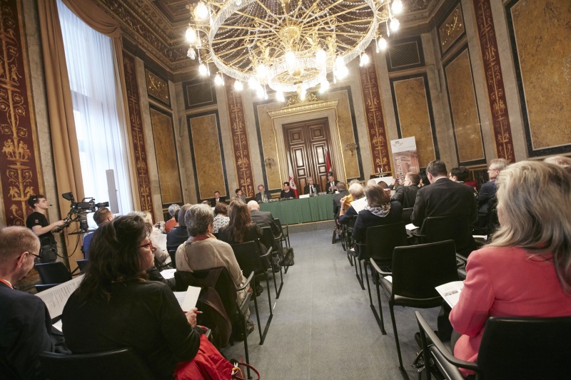 Blick Richtung VeranstaltungsteilnehmerInnen. Podium von rechts:  Sozialminister Alois Stöger (S), Finanzminister Johann Georg Schelling (V), Bundesratspräsidentin Sonja Ledl-Rossmann (V), Parlamentsdirektion Gerhard Kiesenhofer, Gesundheitsministerin Pamela Rendi-Wagner (S) und Landesrat Bernhard Tilg