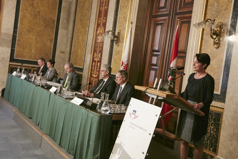 Einleitende Worte von Bundesratspräsidentin Sonja Ledl-Rossmann (V)(rechts). Podium von rechts:  Sozialminister Alois Stöger (S), Finanzminister Johann Georg Schelling (V), Parlamentsdirektion Gerhard Kiesenhofer, Gesundheitsministerin Pamela Rendi-Wagner (S) und Landesrat Bernhard Tilg