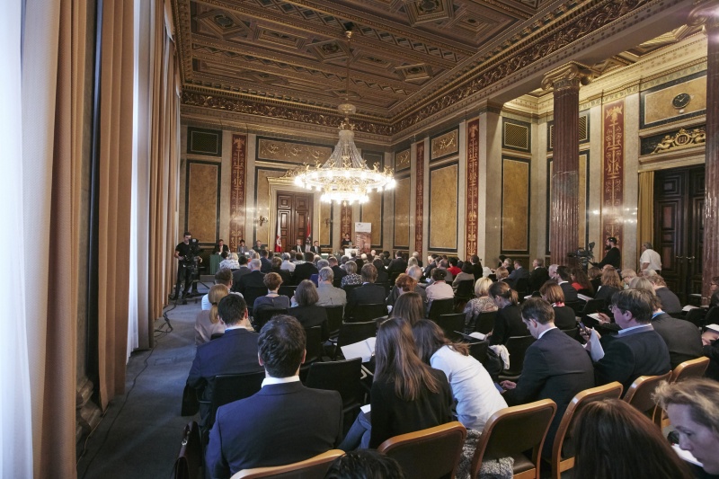 Am Rednerpult mit einleitenden Worten Bundesratspräsidentin Sonja Ledl-Rossmann (V). Blick Richtung VeranstaltungsteilnehmerInnen