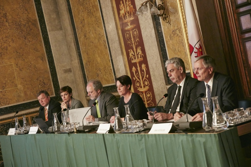 von rechts:  Sozialminister Alois Stöger (S), Finanzminister Johann Georg Schelling (V), Bundesratspräsidentin Sonja Ledl-Rossmann (V), Gerhard Kiesenhofer Parlamentsdirektion, Gesundheitsministerin Pamela Rendi-Wagner (S), Landesrat Bernhard Tilg