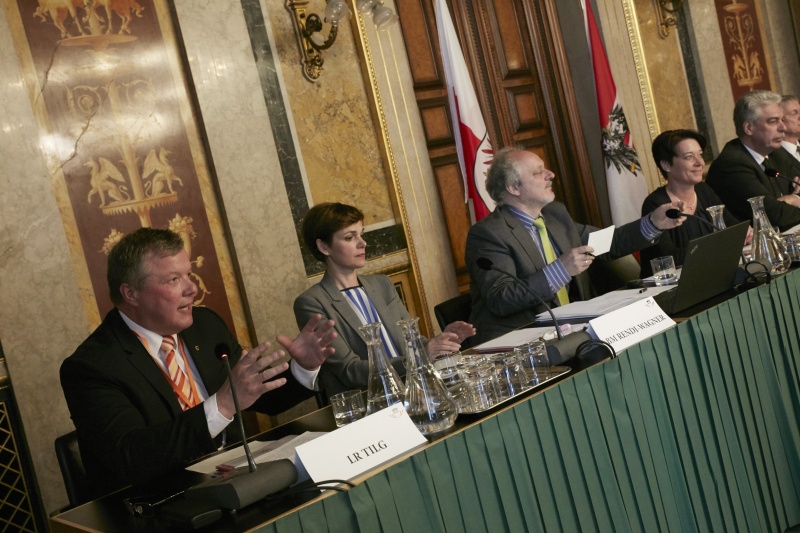 Podium von rechts:  Finanzminister Johann Georg Schelling (V), Bundesratspräsidentin Sonja Ledl-Rossmann (V), Parlamentsdirektion Gerhard Kiesenhofer, Gesundheitsministerin Pamela Rendi-Wagner (S) und Landesrat Bernhard Tilg am Wort