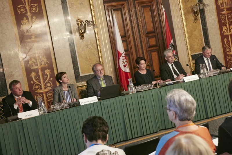 Podium von rechts:  Sozialminister Alois Stöger (S), Finanzminister Johann Georg Schelling (V), Bundesratspräsidentin Sonja Ledl-Rossmann (V), Parlamentsdirektion Gerhard Kiesenhofer, Gesundheitsministerin Pamela Rendi-Wagner (S) und Landesrat Bernhard Tilg