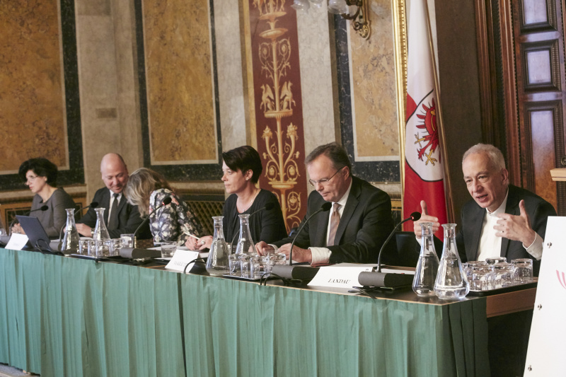 Podium von rechts: Präsident Michael Landau Caritas Österreich, Volksanwalt Günther Kräuter, Bundesratspräsidentin Sonja Ledl-Rossmann (V), Bundesratsvizedirektorin Alice Alsch-Harant, Forschungsvorstand Tobias Thomas EcoAustria und Präsidentin Ursula Frohner Gesundheits-Krankenpflege-Verband Österreich