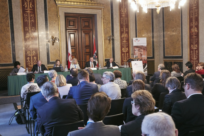 Podium von rechts: Präsident Michael Landau Caritas Österreich, Volksanwalt Günther Kräuter, Bundesratsvizepräsidentin Ingrid Winkler (S), Bundesratsvizedirektorin Alice Alsch-Harant, Forschungsvorstand Tobias Thomas EcoAustria und Präsidentin Ursula Frohner Gesundheits-Krankenpflege-Verband Österreich