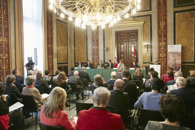 Podium von rechts: Bernadette Feuerstein Selbstbestimmtes Leben Österreich, Uli Makomaski pflegende Angehörige, Vizepräsident des Bundesrates Ernst Gödl (V), Parlamentsdirektion Gerhard Kiesenhofer, Geschäftsführer Walter Marschitz Sozialwirtschaft Österreich und Gerald Möderl Gesundheits- und Krankenpfleger. Blick Richtung VeranstaltungsteilnehmerInnen