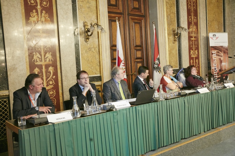 Podium von rechts: Bernadette Feuerstein Selbstbestimmtes Leben Österreich, Uli Makomaski pflegende Angehörige, Vizepräsident des Bundesrates Ernst Gödl (V), Parlamentsdirektion Gerhard Kiesenhofer, Geschäftsführer Walter Marschitz Sozialwirtschaft Österreich und Gerald Möderl Gesundheits- und Krankenpfleger. Blick Richtung VeranstaltungsteilnehmerInnen