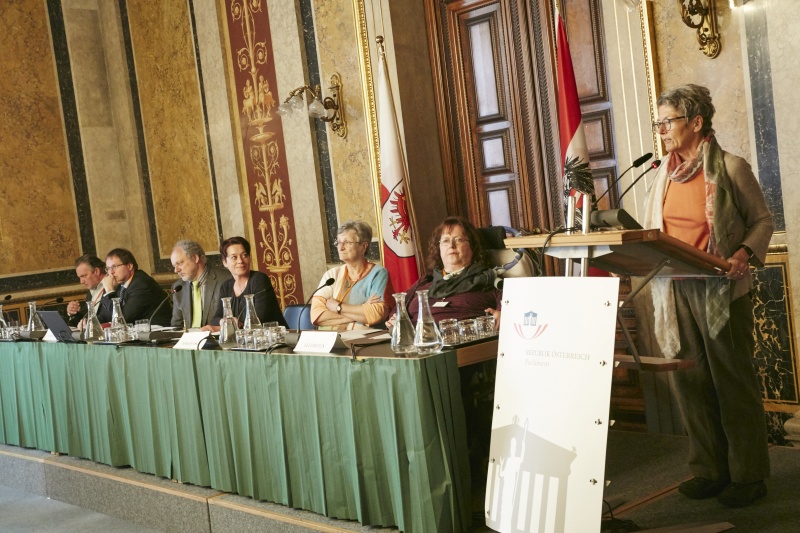 Bundesrätin Heidelinde Reiter (G) am Rednerpult. Podium von rechts: Bernadette Feuerstein Selbstbestimmtes Leben Österreich, Uli Makomaski pflegende Angehörige, Bundesratspräsidentin Sonja Ledl-Rossmann (V), Parlamentsdirektin Gerhard Kiesenhofer, Geschäftsführer Walter Marschitz Sozialwirtschaft Österreich und Gerald Möderl Gesundheits- und Krankenpfleger
