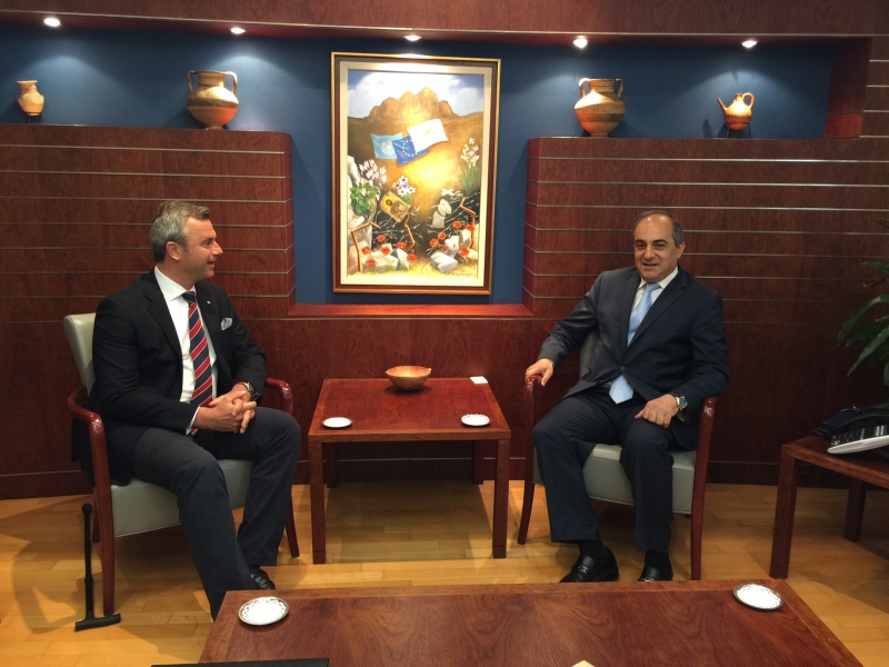 von links: Dritter Nationalratspräsident Norbert Hofer im Gespräch mit Parlamentspräsident Demetris Syllouris