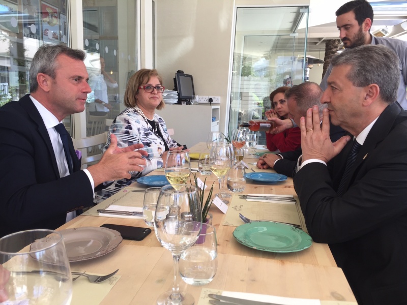 von links: Dritter Nationalratspräsident Norbert Hofer im Gespräch