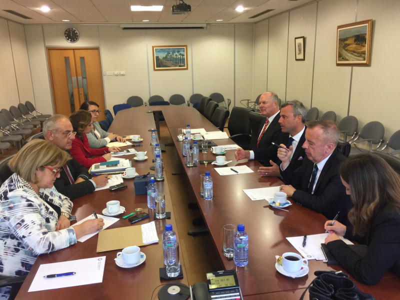 Dritter Nationalratspräsident Norbert Hofer (F) (3. von rechts)  im Gespräch