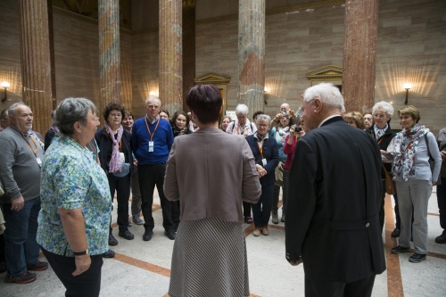 Bundesratspräsidentin Sonja Ledl-Rossmann (V) im Gespräch mit TeilnehmerInnen einer Gruppe des Tiroler Seniorenbundes