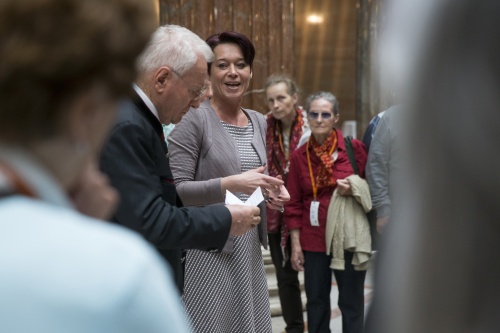 Bundesratspräsidentin Sonja Ledl-Rossmann (V) im Gespräch mit TeilnehmerInnen einer Gruppe des Tiroler Seniorenbundes