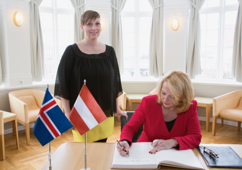 Von rechts: Nationalratspräsidentin Doris Bures (beim Eintrag in das Gästebuch) und die isländische Parlamentspräsidentin Unnur Brá Konráðsdóttir
