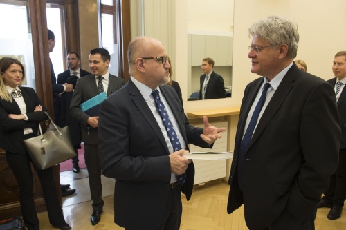 Von links: Außenminister von Montenegro Srdan Darmanovic und Bundesrat Stefan Schennach (S) im Gespräch