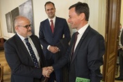 Von links: Außenminister von Montenegro Srdan Darmanovic,  Botschafter von Montenegro Ivan Milic und Bundesratvizepräsident Ernst Gödl (V)