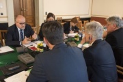 Aussprache mit Mitgliedern des Außenpolitischen Ausschusses des Nationalrates und des Bundesrates. Von links: Außenminister von Montenegro Srdan Darmanovic (am Wort) und Mitglieder der Delegation