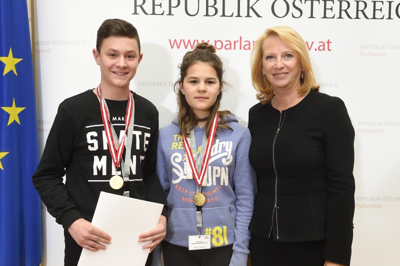 Verleihung der Urkunden durch Nationalratspräsidentin Doris Bures (S)