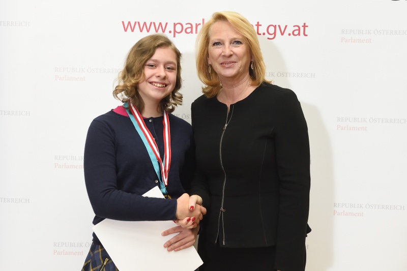 Verleihung der Urkunden durch Nationalratspräsidentin Doris Bures (S)