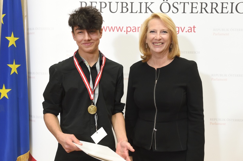 Verleihung der Urkunden durch Nationalratspräsidentin Doris Bures (S)