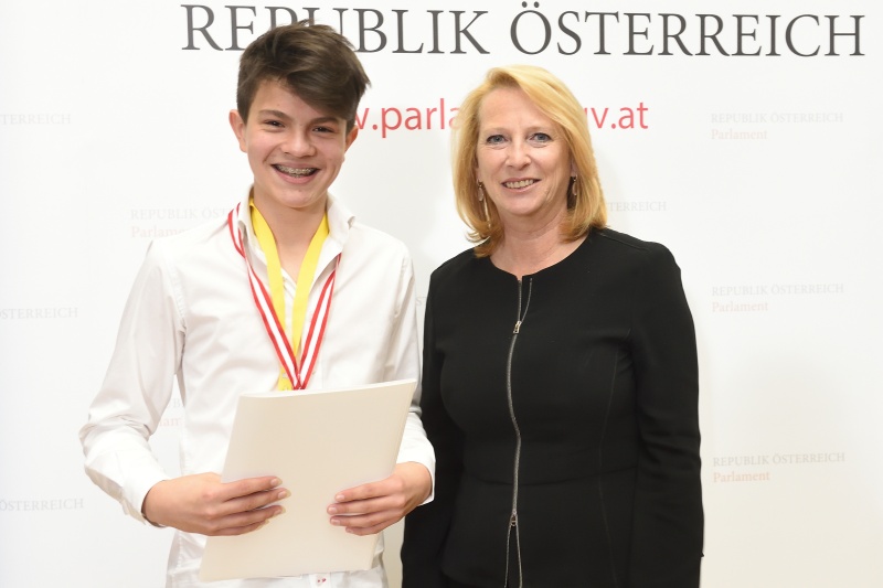 Verleihung der Urkunden durch Nationalratspräsidentin Doris Bures (S)