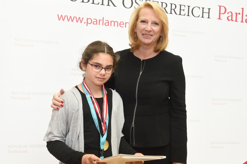 Verleihung der Urkunden durch Nationalratspräsidentin Doris Bures (S)