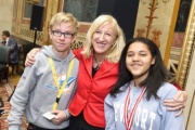 Bundesratsvizepräsidentin Ingrid Winkler (S) mit SchülerInnen der Veranstaltung