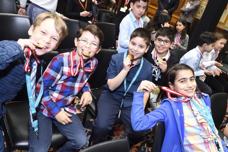 SchülerInnen mit den Medaillen