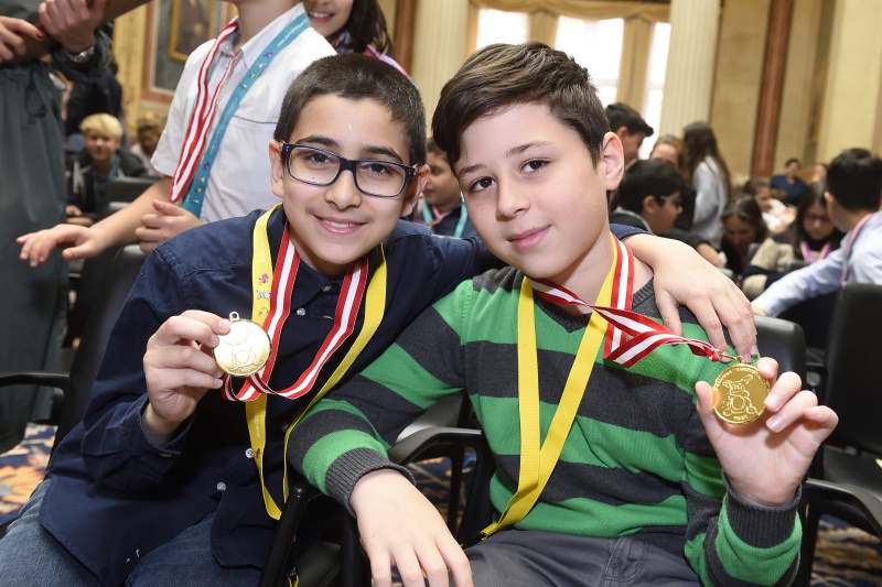 Schüler mit den Medaillen