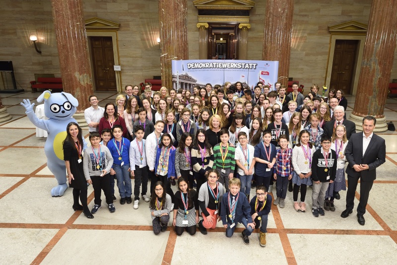 Gruppenfoto in der Säulenhalle