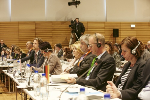 von links: Österreichischer Botschafter in der Slovakei Helfried Carl, Bundesratspräsidentin Sonja Ledl-Rossmann (V), Nationalratspräsidentin Doris Bures (S), Parlamentsdirektor Harald Dossi, Deutsche Delegation