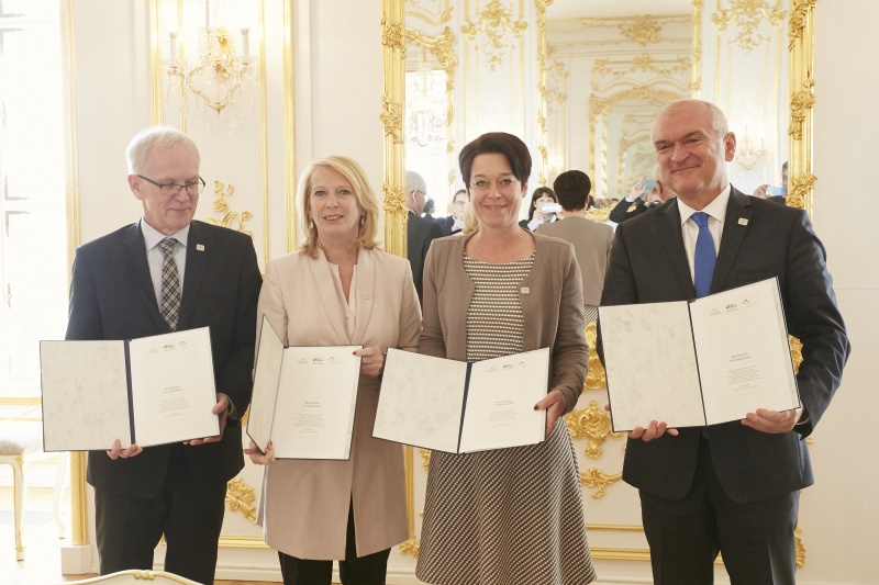 Präsentation des Vertrags, von links: Präsident des Estnischen Riigikogu Eiki Nestor,  Nationalratspräsidentin Doris Bures (S), Bundesratspräsidentin Sonja Ledl-Rossmann (V) und Präsident der Bulgarischen Nationalversammlung Dimitar Borisov Glavchev