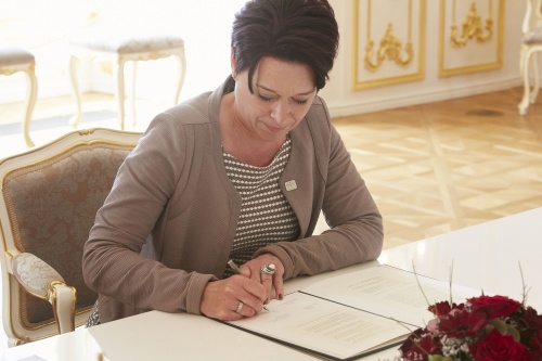 Vertragsunterzeichnung Bundesratspräsidentin Sonja Ledl-Rossmann (V)