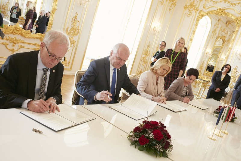 Vertragsunterzeichnung von rechts: Bundesratspräsidentin Sonja Ledl-Rossmann (V), Nationalratspräsidentin Doris Bures (S), Präsident der Bulgarischen Nationalversammlung Dimitar Borisov Glavchev und Präsident des Estnischen Riigikogu Eiki Nestor