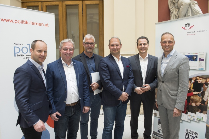 „Schule trifft Politik“ – Gespräche mit VertreterInnen der sechs Parlamentsparteien. Von links: Klubobmann Matthias Strolz (N), Bundesrat Werner Herbert (F), Nationalratsabgeordneter Harald Walser (G), Klubobmann Andreas Schieder (S), Klubobmann Robert Lugar (T), Nationalratsabgeordneter Wolfgang Gerstl (V)