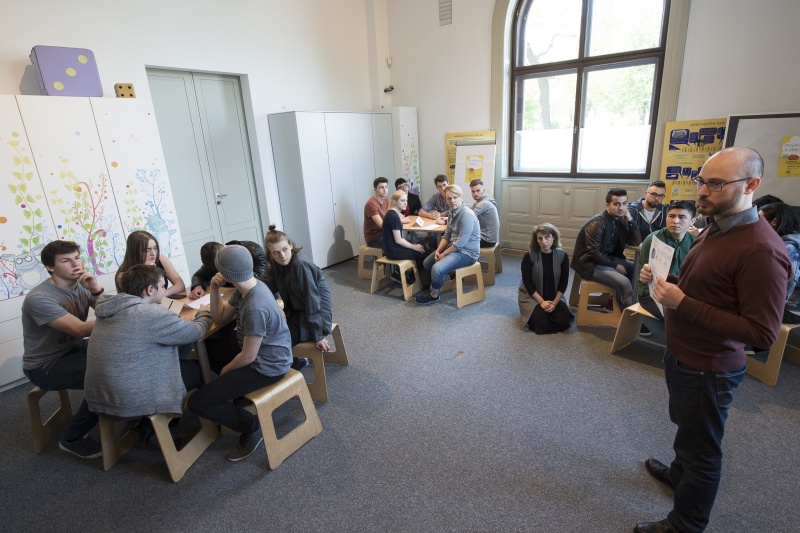 Gruppenarbeit (in den Workshopräumen). Blick Richtung VeranstaltungsteilnehmerInnen