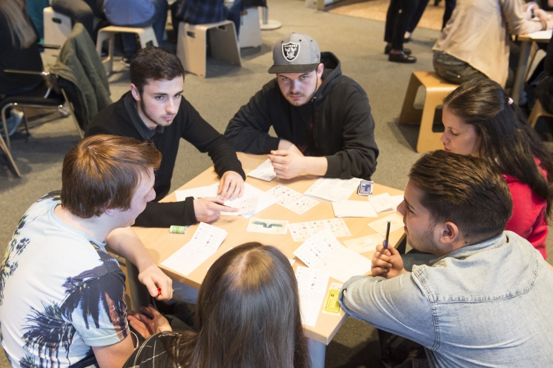 Gruppenarbeit (in den Workshopräumen). Blick Richtung VeranstaltungsteilnehmerInnen