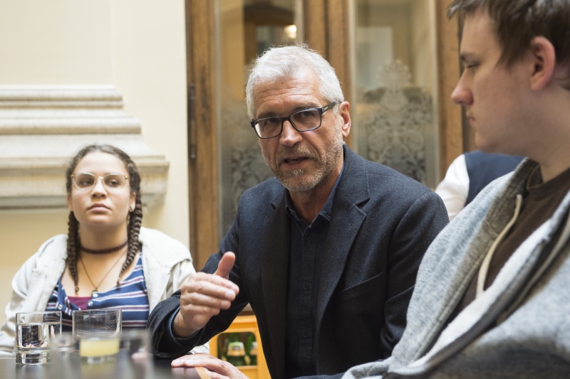 Nationalratsabgeordneter Harald Walser (G) im Gespräch mit den VeranstaltungsteilnehmerInnen