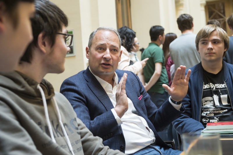 Klubobmann Andreas Schieder (S) im Gespräch mit den VeranstaltungsteilnehmerInnen