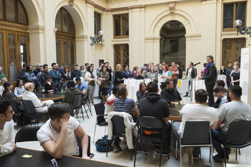 Blick Richtung VeranstaltungsteilnehmerInnen. Am Podium: Stv. Leiterin der Abteilung Politische Bildung im Bildungsministerium Sigrid Steininger bei der Begrüßung