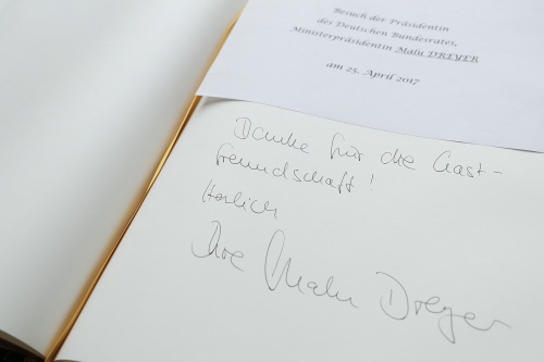 Eintrag der Präsidentin des Deutschen Bundesrates Ministerpräsidentin Malu Dreyer im Gästebuch des Bundesrates
