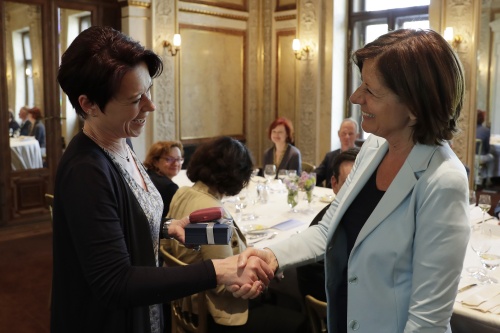 Geschenkübergabe durch die Präsidentin des Deutschen Bundesrates Ministerpräsidentin Malu Dreyer an Bundesratspräsidentin Sonja Ledl-Rossmann (V)
