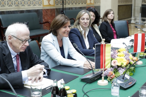 Deutsche Delegation unter dem Vorsitz der Präsidentin des Deutschen Bundesrates Ministerpräsidentin Malu Dreyer (2.v.li.)
