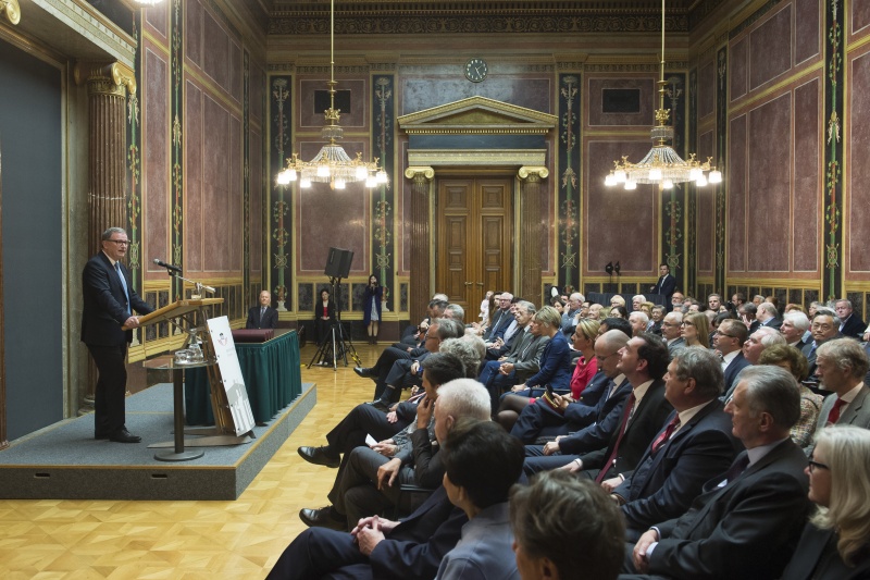 Am Rednerpult: Zweiter Nationalratspräsident Karlheinz Kopf (V) bei der Begrüßung. Blick Richtung VeranstaltungsteilnehmerInnen