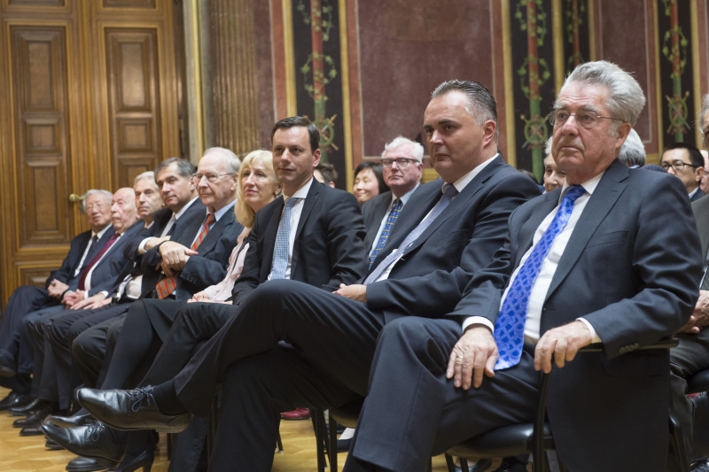Erste Reihe von rechts: Bundespräsident a.D. Heinz Fischer, Verteidigungsminister Hans Peter Doskozil (S), Bundesratsvizepräsident Ernst Gödl (V), Bundesratsvizepräsidentin Ingrid Winkler (S), Vorstandsvorsitzender VAMED AG Ernst Wastler, Bereichsdirektor für Internationale Beziehungen der Stadt Wien a.D. Oskar Wawra