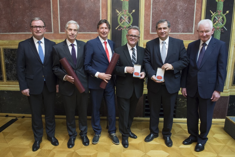 Von links: Zweiter Nationalratspräsident Karlheinz Kopf (V), Bereichsdirektor für Internationale Beziehungen der Stadt Wien a.D. Oskar Wawra, Leiter AUSSENWIRTSCHAFT AUSTRIA Walter Koren, Landeshauptmann Hans Niessl (S), Vorstandsvorsitzender VAMED AG Ernst Wastler und Helmut Sohmen